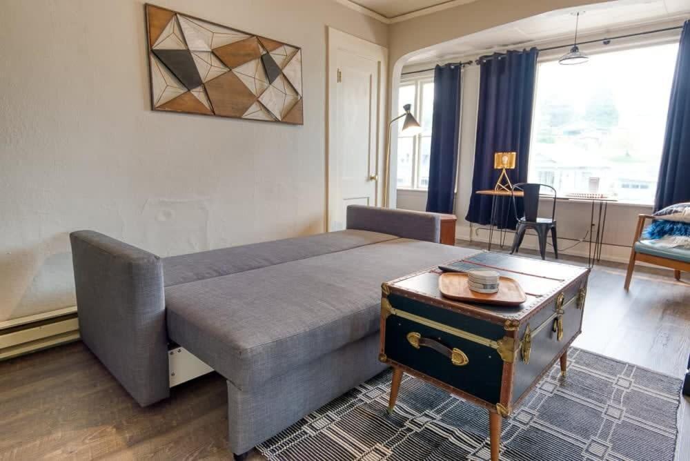 #Stayinmydistrict Historic Apartment Near Downtown クースベイ エクステリア 写真